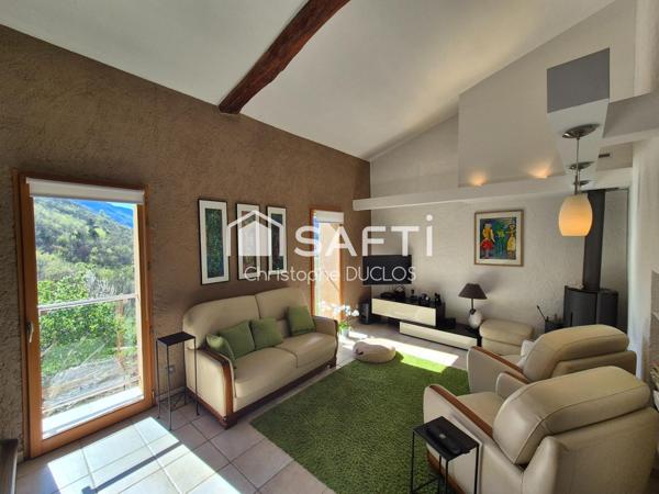 Spacieuse bastide en pierres avec dépendances et jardin paysager.