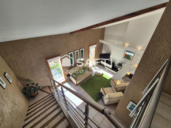 Spacieuse bastide en pierres avec dépendances et jardin paysager.