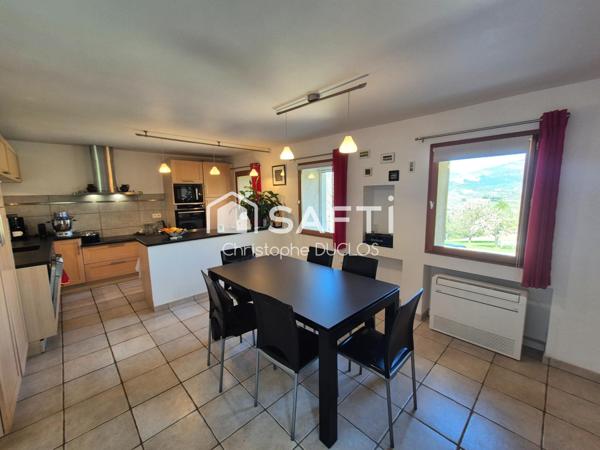 Spacieuse bastide en pierres avec dépendances et jardin paysager.