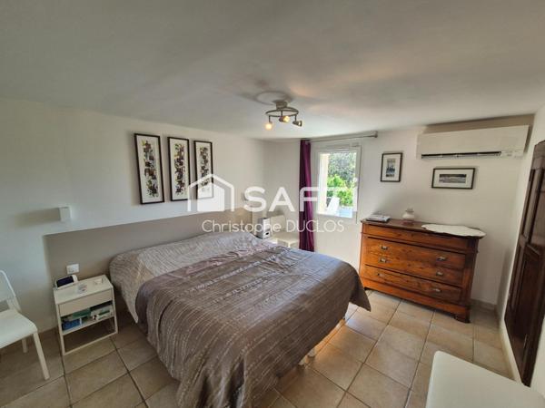 Spacieuse bastide en pierres avec dépendances et jardin paysager.