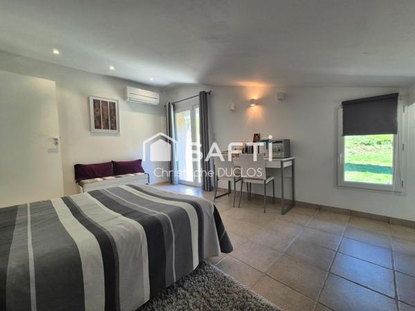 Spacieuse bastide en pierres avec dépendances et jardin paysager.