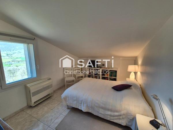 Spacieuse bastide en pierres avec dépendances et jardin paysager.