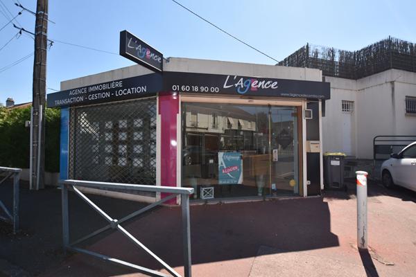 Local commercial à louer de 56 m² en centre-ville de Combs-la-Ville