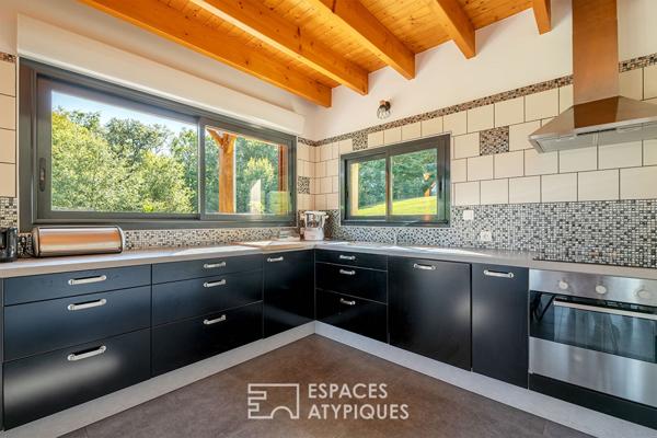 Élégante maison contemporaine à l’abri des regards.