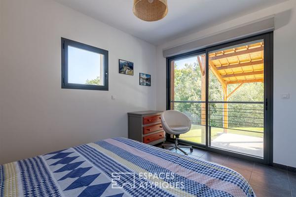 Élégante maison contemporaine à l’abri des regards.