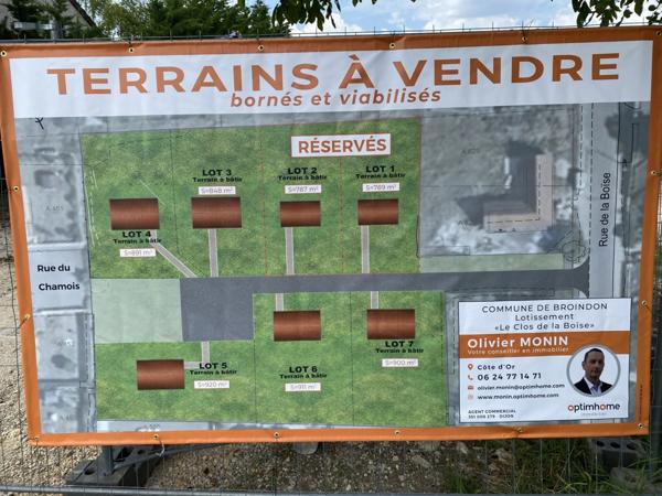 Au calme, cœur de village, terrain constructible et viabilisé de 848 m2