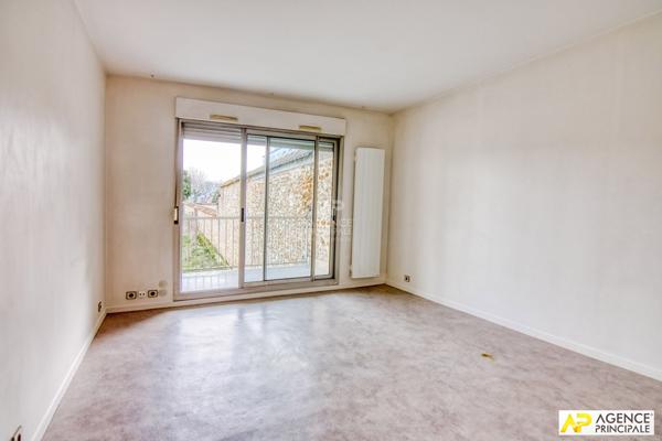 Versailles Rive-Droite Studio 26 m² situé au 1er étage avec ascenseur et balcon €239 000 ** - Référence 27713