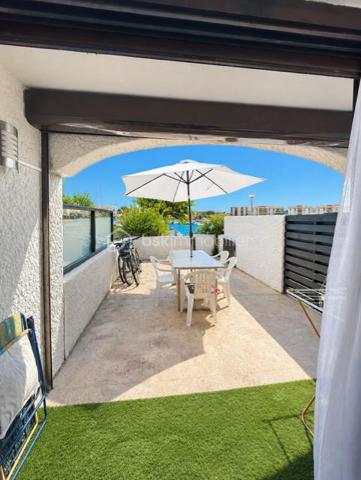 Appartement d'exception avec une vue à couper le souffle sur l'étang et la marina !
Cap coudalère, découvrez ce superbe appartement traversant offrant un cadre de vie unique, ou l'eau vous accompagne des deux cotés de l'appartement 
Dès l'entrée, vous serez séduit par une belle pièce de vie baignée de lumière avec sa cuisine contemporaine entièrement équipée ouverte sur le séjour.
Les larges ouvertures donnent accès à une spacieuse terrasse offrant une vue spectaculaire sur la marina 
Coté nuit une belle chambrevous réserve un privilège rare : une seconde vue sur l'eau, pour un réveil chaque matin dans un décor apaisant
Les préstations sont à la hauteur de l'emplacement: appartement traversant, volumes généreux, excellente luminosité , salle d'eau moderne , nombreux rangements et place de parking privative 
La résidence parfaitement entretenue propose un cadre de vie privilégié avec piscines, terrains de tennis, aires de jeux et espaces paysagers, à proximité immédiate des commerces, restaurants et des promenades au bord de l'eau 
Que vous recherchiez une résidence principale, un pied à terre ou un investissement de qualité, ce bien réunit tous les atouts !