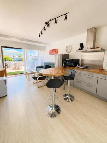 Appartement d'exception avec une vue à couper le souffle sur l'étang et la marina !
Cap coudalère, découvrez ce superbe appartement traversant offrant un cadre de vie unique, ou l'eau vous accompagne des deux cotés de l'appartement 
Dès l'entrée, vous serez séduit par une belle pièce de vie baignée de lumière avec sa cuisine contemporaine entièrement équipée ouverte sur le séjour.
Les larges ouvertures donnent accès à une spacieuse terrasse offrant une vue spectaculaire sur la marina 
Coté nuit une belle chambrevous réserve un privilège rare : une seconde vue sur l'eau, pour un réveil chaque matin dans un décor apaisant
Les préstations sont à la hauteur de l'emplacement: appartement traversant, volumes généreux, excellente luminosité , salle d'eau moderne , nombreux rangements et place de parking privative 
La résidence parfaitement entretenue propose un cadre de vie privilégié avec piscines, terrains de tennis, aires de jeux et espaces paysagers, à proximité immédiate des commerces, restaurants et des promenades au bord de l'eau 
Que vous recherchiez une résidence principale, un pied à terre ou un investissement de qualité, ce bien réunit tous les atouts !
