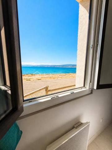 Appartement d'exception avec une vue à couper le souffle sur l'étang et la marina !
Cap coudalère, découvrez ce superbe appartement traversant offrant un cadre de vie unique, ou l'eau vous accompagne des deux cotés de l'appartement 
Dès l'entrée, vous serez séduit par une belle pièce de vie baignée de lumière avec sa cuisine contemporaine entièrement équipée ouverte sur le séjour.
Les larges ouvertures donnent accès à une spacieuse terrasse offrant une vue spectaculaire sur la marina 
Coté nuit une belle chambrevous réserve un privilège rare : une seconde vue sur l'eau, pour un réveil chaque matin dans un décor apaisant
Les préstations sont à la hauteur de l'emplacement: appartement traversant, volumes généreux, excellente luminosité , salle d'eau moderne , nombreux rangements et place de parking privative 
La résidence parfaitement entretenue propose un cadre de vie privilégié avec piscines, terrains de tennis, aires de jeux et espaces paysagers, à proximité immédiate des commerces, restaurants et des promenades au bord de l'eau 
Que vous recherchiez une résidence principale, un pied à terre ou un investissement de qualité, ce bien réunit tous les atouts !