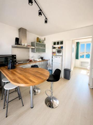 Appartement d'exception avec une vue à couper le souffle sur l'étang et la marina !
Cap coudalère, découvrez ce superbe appartement traversant offrant un cadre de vie unique, ou l'eau vous accompagne des deux cotés de l'appartement 
Dès l'entrée, vous serez séduit par une belle pièce de vie baignée de lumière avec sa cuisine contemporaine entièrement équipée ouverte sur le séjour.
Les larges ouvertures donnent accès à une spacieuse terrasse offrant une vue spectaculaire sur la marina 
Coté nuit une belle chambrevous réserve un privilège rare : une seconde vue sur l'eau, pour un réveil chaque matin dans un décor apaisant
Les préstations sont à la hauteur de l'emplacement: appartement traversant, volumes généreux, excellente luminosité , salle d'eau moderne , nombreux rangements et place de parking privative 
La résidence parfaitement entretenue propose un cadre de vie privilégié avec piscines, terrains de tennis, aires de jeux et espaces paysagers, à proximité immédiate des commerces, restaurants et des promenades au bord de l'eau 
Que vous recherchiez une résidence principale, un pied à terre ou un investissement de qualité, ce bien réunit tous les atouts !