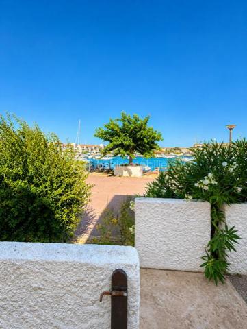 Appartement d'exception avec une vue à couper le souffle sur l'étang et la marina !
Cap coudalère, découvrez ce superbe appartement traversant offrant un cadre de vie unique, ou l'eau vous accompagne des deux cotés de l'appartement 
Dès l'entrée, vous serez séduit par une belle pièce de vie baignée de lumière avec sa cuisine contemporaine entièrement équipée ouverte sur le séjour.
Les larges ouvertures donnent accès à une spacieuse terrasse offrant une vue spectaculaire sur la marina 
Coté nuit une belle chambrevous réserve un privilège rare : une seconde vue sur l'eau, pour un réveil chaque matin dans un décor apaisant
Les préstations sont à la hauteur de l'emplacement: appartement traversant, volumes généreux, excellente luminosité , salle d'eau moderne , nombreux rangements et place de parking privative 
La résidence parfaitement entretenue propose un cadre de vie privilégié avec piscines, terrains de tennis, aires de jeux et espaces paysagers, à proximité immédiate des commerces, restaurants et des promenades au bord de l'eau 
Que vous recherchiez une résidence principale, un pied à terre ou un investissement de qualité, ce bien réunit tous les atouts !