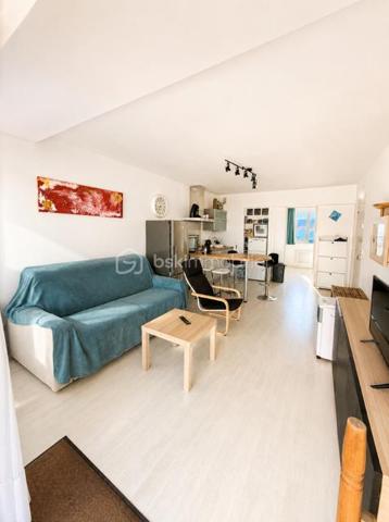 Appartement d'exception avec une vue à couper le souffle sur l'étang et la marina !
Cap coudalère, découvrez ce superbe appartement traversant offrant un cadre de vie unique, ou l'eau vous accompagne des deux cotés de l'appartement 
Dès l'entrée, vous serez séduit par une belle pièce de vie baignée de lumière avec sa cuisine contemporaine entièrement équipée ouverte sur le séjour.
Les larges ouvertures donnent accès à une spacieuse terrasse offrant une vue spectaculaire sur la marina 
Coté nuit une belle chambrevous réserve un privilège rare : une seconde vue sur l'eau, pour un réveil chaque matin dans un décor apaisant
Les préstations sont à la hauteur de l'emplacement: appartement traversant, volumes généreux, excellente luminosité , salle d'eau moderne , nombreux rangements et place de parking privative 
La résidence parfaitement entretenue propose un cadre de vie privilégié avec piscines, terrains de tennis, aires de jeux et espaces paysagers, à proximité immédiate des commerces, restaurants et des promenades au bord de l'eau 
Que vous recherchiez une résidence principale, un pied à terre ou un investissement de qualité, ce bien réunit tous les atouts !