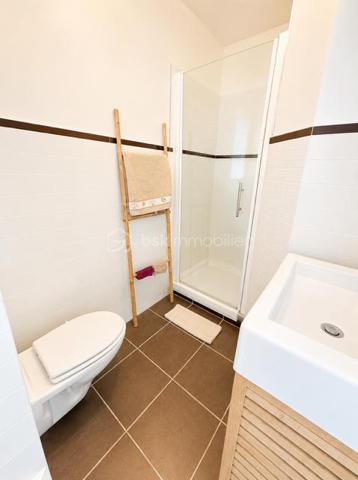 Appartement d'exception avec une vue à couper le souffle sur l'étang et la marina !
Cap coudalère, découvrez ce superbe appartement traversant offrant un cadre de vie unique, ou l'eau vous accompagne des deux cotés de l'appartement 
Dès l'entrée, vous serez séduit par une belle pièce de vie baignée de lumière avec sa cuisine contemporaine entièrement équipée ouverte sur le séjour.
Les larges ouvertures donnent accès à une spacieuse terrasse offrant une vue spectaculaire sur la marina 
Coté nuit une belle chambrevous réserve un privilège rare : une seconde vue sur l'eau, pour un réveil chaque matin dans un décor apaisant
Les préstations sont à la hauteur de l'emplacement: appartement traversant, volumes généreux, excellente luminosité , salle d'eau moderne , nombreux rangements et place de parking privative 
La résidence parfaitement entretenue propose un cadre de vie privilégié avec piscines, terrains de tennis, aires de jeux et espaces paysagers, à proximité immédiate des commerces, restaurants et des promenades au bord de l'eau 
Que vous recherchiez une résidence principale, un pied à terre ou un investissement de qualité, ce bien réunit tous les atouts !