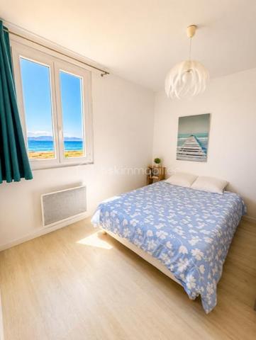 Appartement d'exception avec une vue à couper le souffle sur l'étang et la marina !
Cap coudalère, découvrez ce superbe appartement traversant offrant un cadre de vie unique, ou l'eau vous accompagne des deux cotés de l'appartement 
Dès l'entrée, vous serez séduit par une belle pièce de vie baignée de lumière avec sa cuisine contemporaine entièrement équipée ouverte sur le séjour.
Les larges ouvertures donnent accès à une spacieuse terrasse offrant une vue spectaculaire sur la marina 
Coté nuit une belle chambrevous réserve un privilège rare : une seconde vue sur l'eau, pour un réveil chaque matin dans un décor apaisant
Les préstations sont à la hauteur de l'emplacement: appartement traversant, volumes généreux, excellente luminosité , salle d'eau moderne , nombreux rangements et place de parking privative 
La résidence parfaitement entretenue propose un cadre de vie privilégié avec piscines, terrains de tennis, aires de jeux et espaces paysagers, à proximité immédiate des commerces, restaurants et des promenades au bord de l'eau 
Que vous recherchiez une résidence principale, un pied à terre ou un investissement de qualité, ce bien réunit tous les atouts !