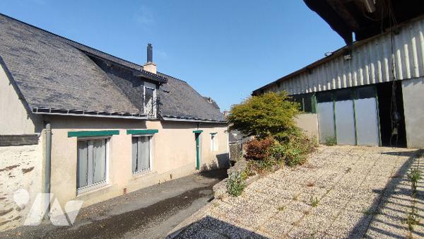 Maison deux chambres avec dépendances, garages et jardin