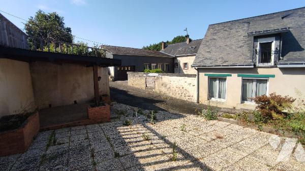 Maison deux chambres avec dépendances, garages et jardin