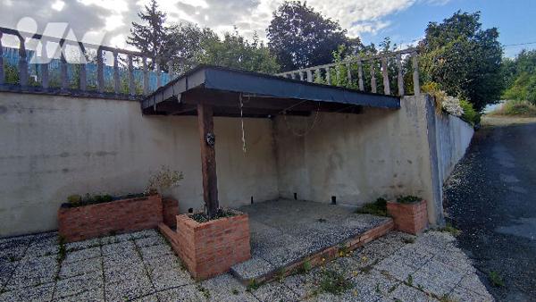 Maison deux chambres avec dépendances, garages et jardin