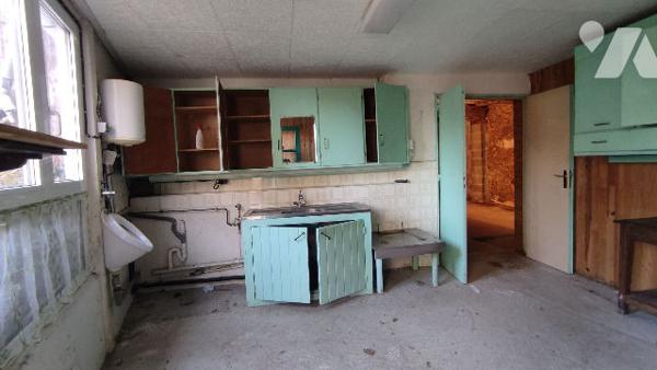 Maison deux chambres avec dépendances, garages et jardin
