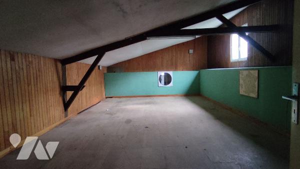 Maison deux chambres avec dépendances, garages et jardin