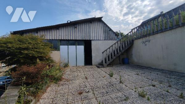 Maison deux chambres avec dépendances, garages et jardin
