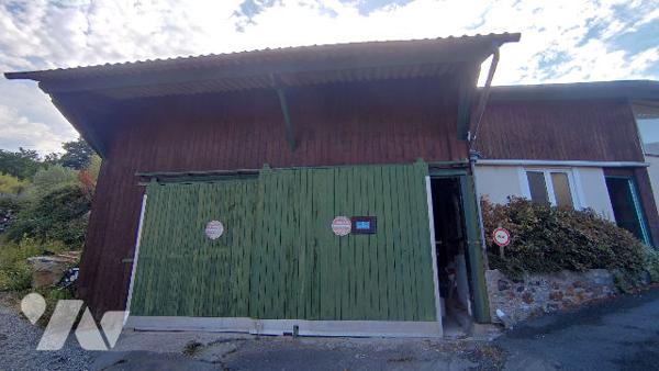 Maison deux chambres avec dépendances, garages et jardin