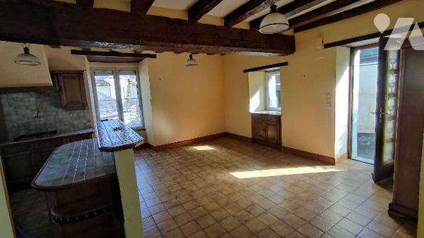 Maison deux chambres avec dépendances, garages et jardin