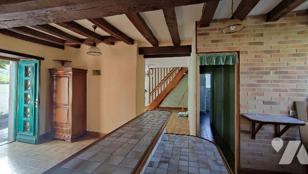 Maison deux chambres avec dépendances, garages et jardin