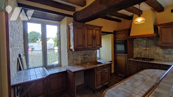 Maison deux chambres avec dépendances, garages et jardin