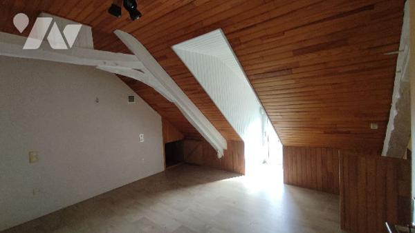 Maison deux chambres avec dépendances, garages et jardin