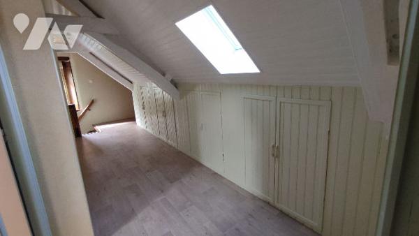 Maison deux chambres avec dépendances, garages et jardin