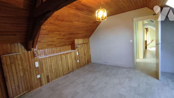 Maison deux chambres avec dépendances, garages et jardin