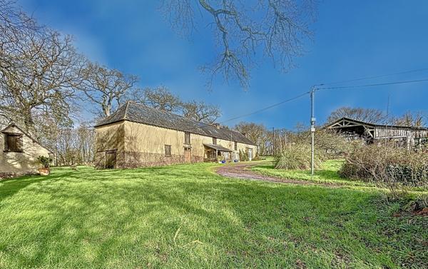 Sur la commune de Mauron, limitrophe à la commune de Saint Léry, dans un écrin de verdure.