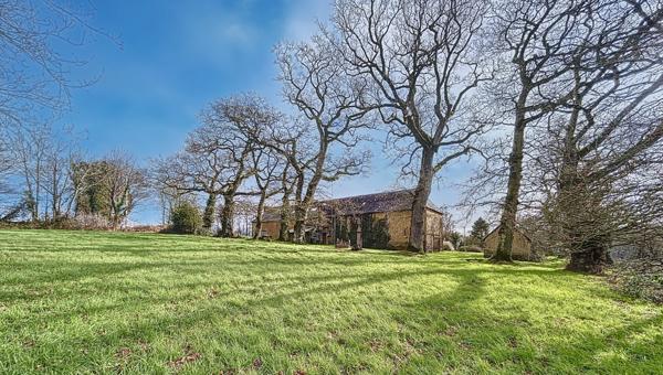 Sur la commune de Mauron, limitrophe à la commune de Saint Léry, dans un écrin de verdure.