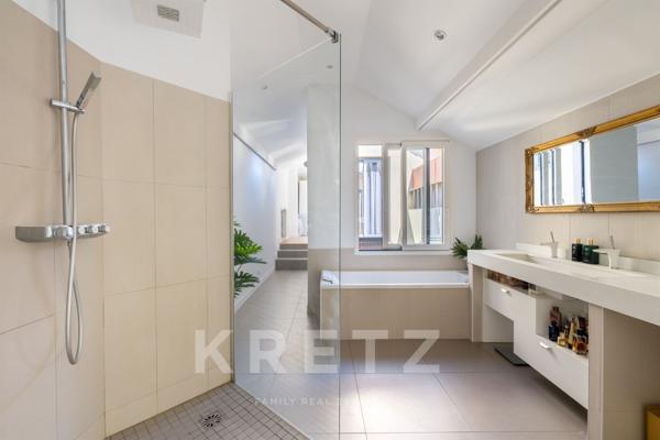 Une maison contemporaine pleine de charme, offrant un art de vivre rare à Saint-Cloud