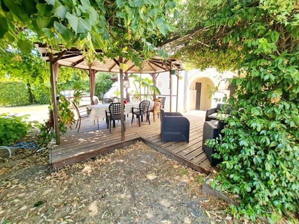 SAINT-JULIEN-LES-ROSIERS - MAS RÉNOVÉ 140 M² + STUDIO INDÉPENDANT - TERRAIN 750 M²