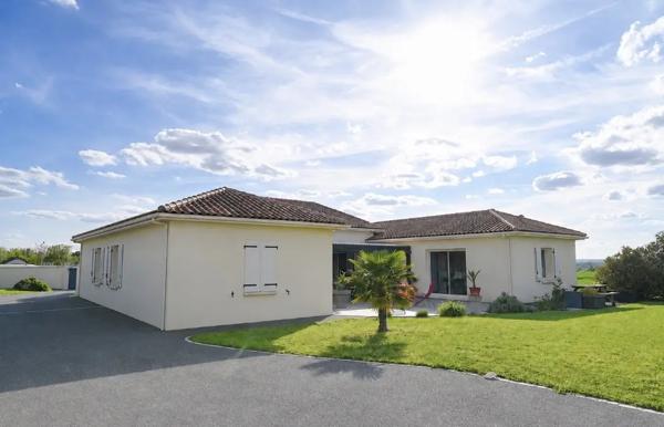 Propriété d'exception de plain-pied avec piscine - Availles-