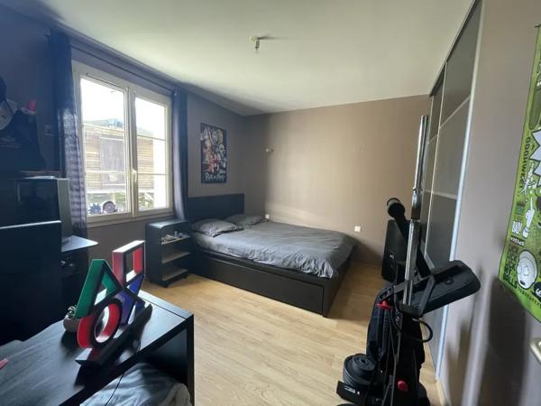Propriété d'exception de plain-pied avec piscine - Availles-