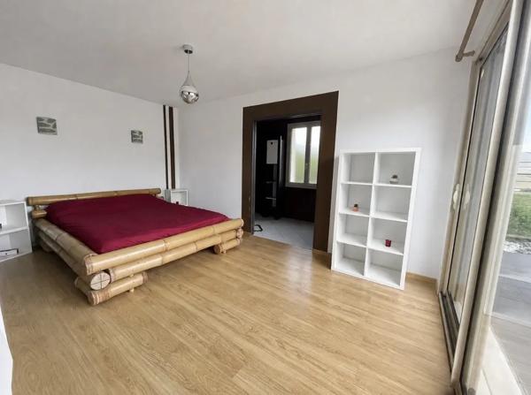 Propriété d'exception de plain-pied avec piscine - Availles-