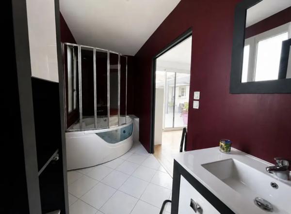 Propriété d'exception de plain-pied avec piscine - Availles-