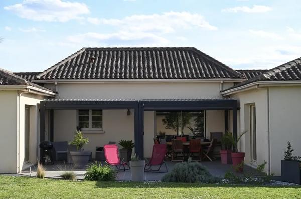Propriété d'exception de plain-pied avec piscine - Availles-