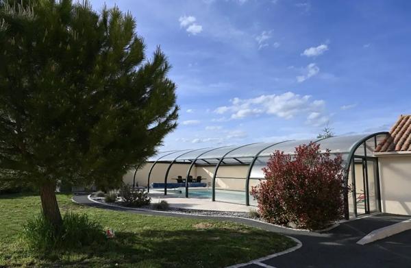 Propriété d'exception de plain-pied avec piscine - Availles-