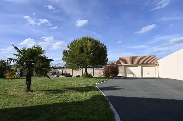 Propriété d'exception de plain-pied avec piscine - Availles-