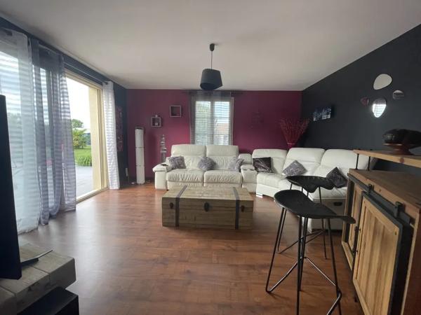 Propriété d'exception de plain-pied avec piscine - Availles-