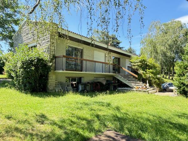 Élégante Maison Familiale de 5 Chambres, Conçue par un Architecte, avec Superbe Jardin, à Deux Pas du Centre de Civray Civray