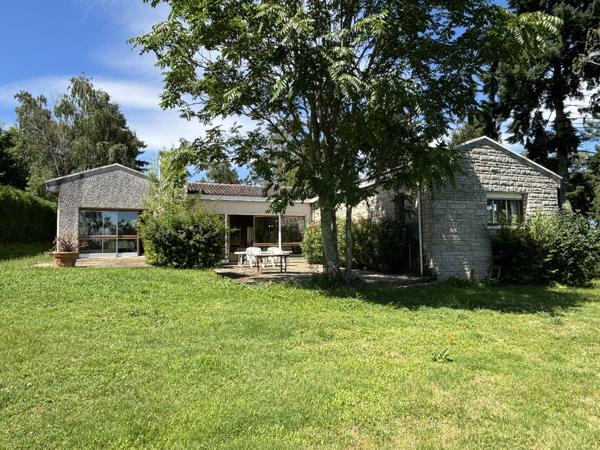 Élégante Maison Familiale de 5 Chambres, Conçue par un Architecte, avec Superbe Jardin, à Deux Pas du Centre de Civray Civray