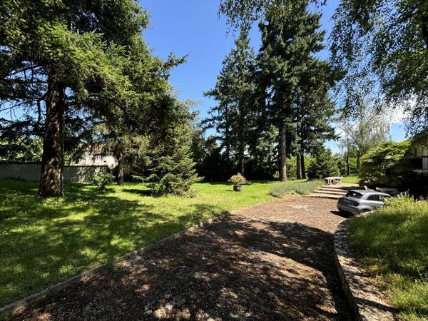 Élégante Maison Familiale de 5 Chambres, Conçue par un Architecte, avec Superbe Jardin, à Deux Pas du Centre de Civray Civray