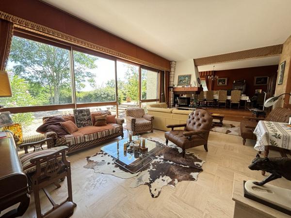 Élégante Maison Familiale de 5 Chambres, Conçue par un Architecte, avec Superbe Jardin, à Deux Pas du Centre de Civray Civray