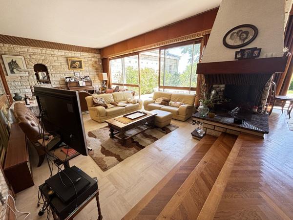 Élégante Maison Familiale de 5 Chambres, Conçue par un Architecte, avec Superbe Jardin, à Deux Pas du Centre de Civray Civray