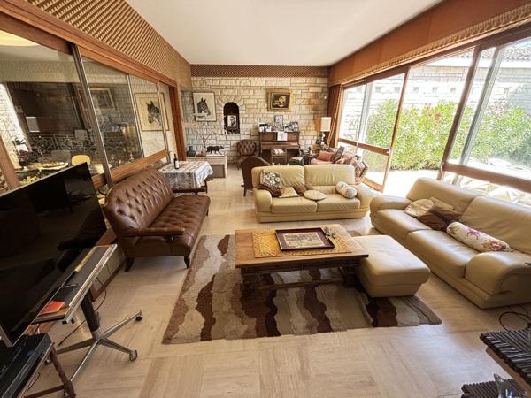 Élégante Maison Familiale de 5 Chambres, Conçue par un Architecte, avec Superbe Jardin, à Deux Pas du Centre de Civray Civray